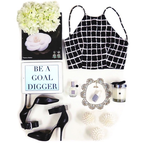 COVETED BASICS Crop Top - Picture 3 of 3